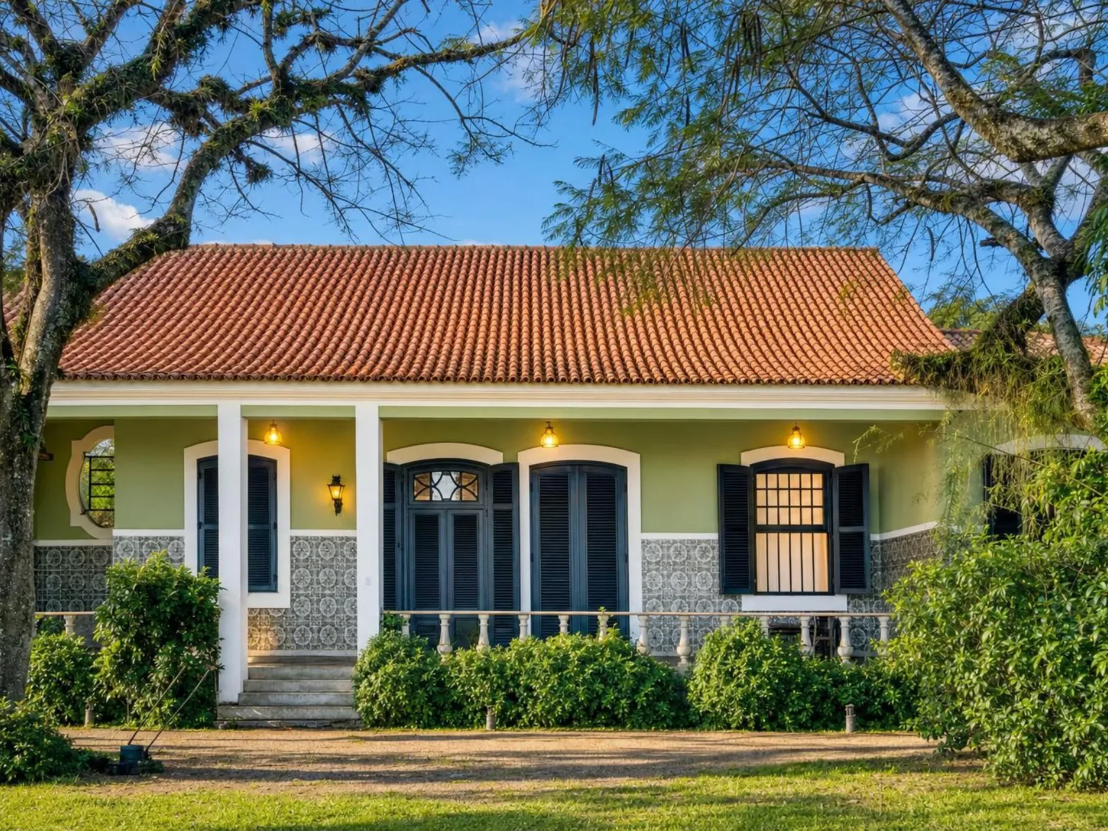 Fachada colonial da Casa Mares iluminada à noite