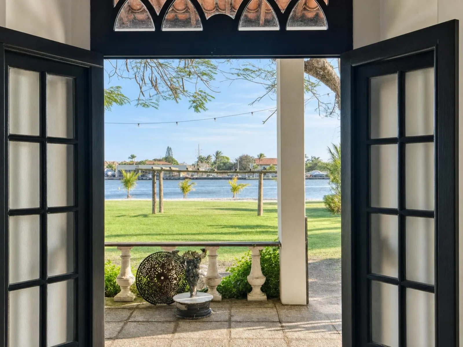 Porta colonial aberta para a lagoa na Casa Mares