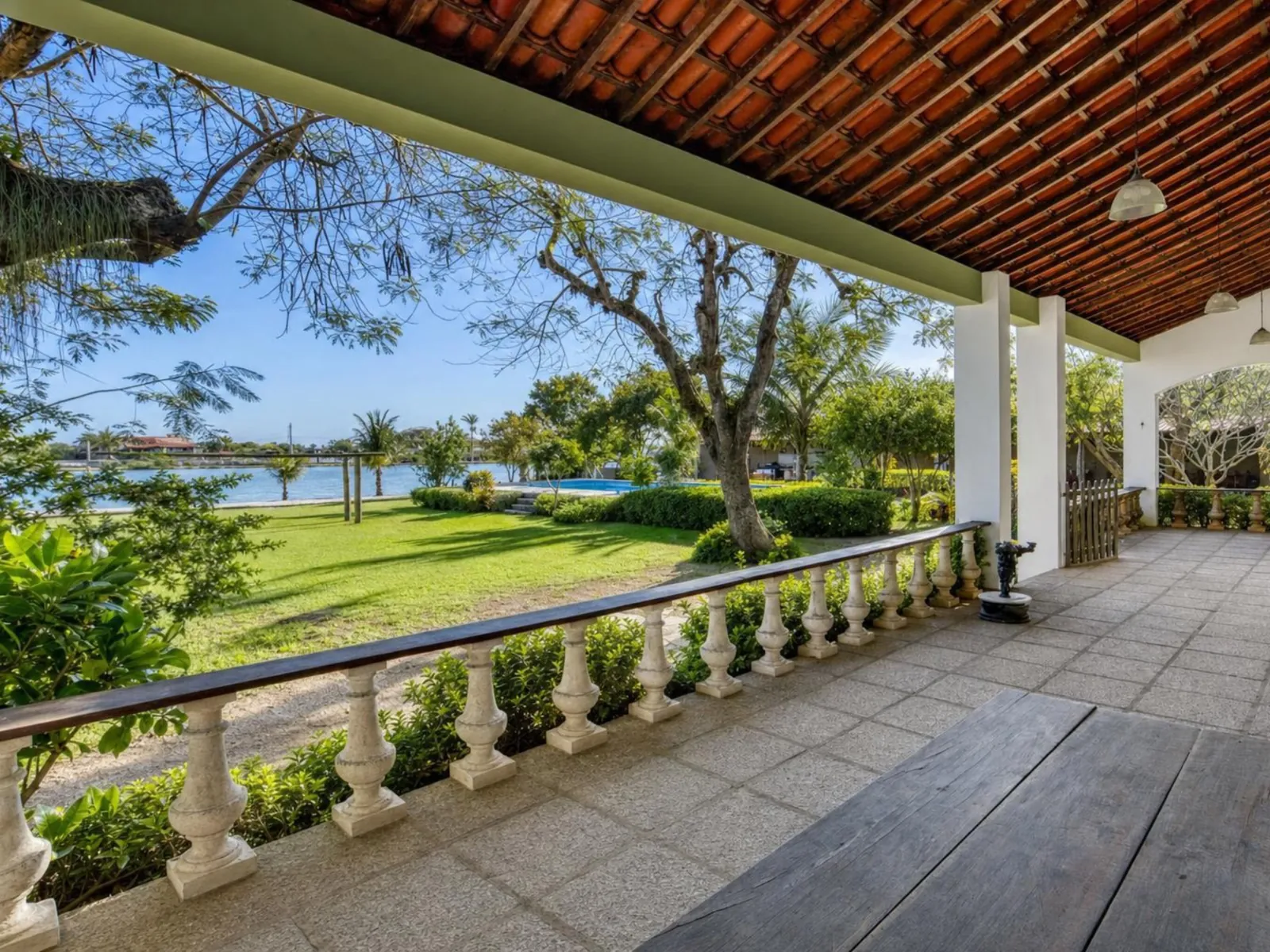 Varanda colonial com azulejos na Casa Mares