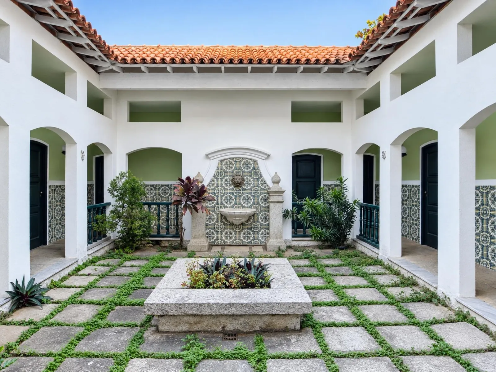 Pátio interno com chafariz da Casa Mares