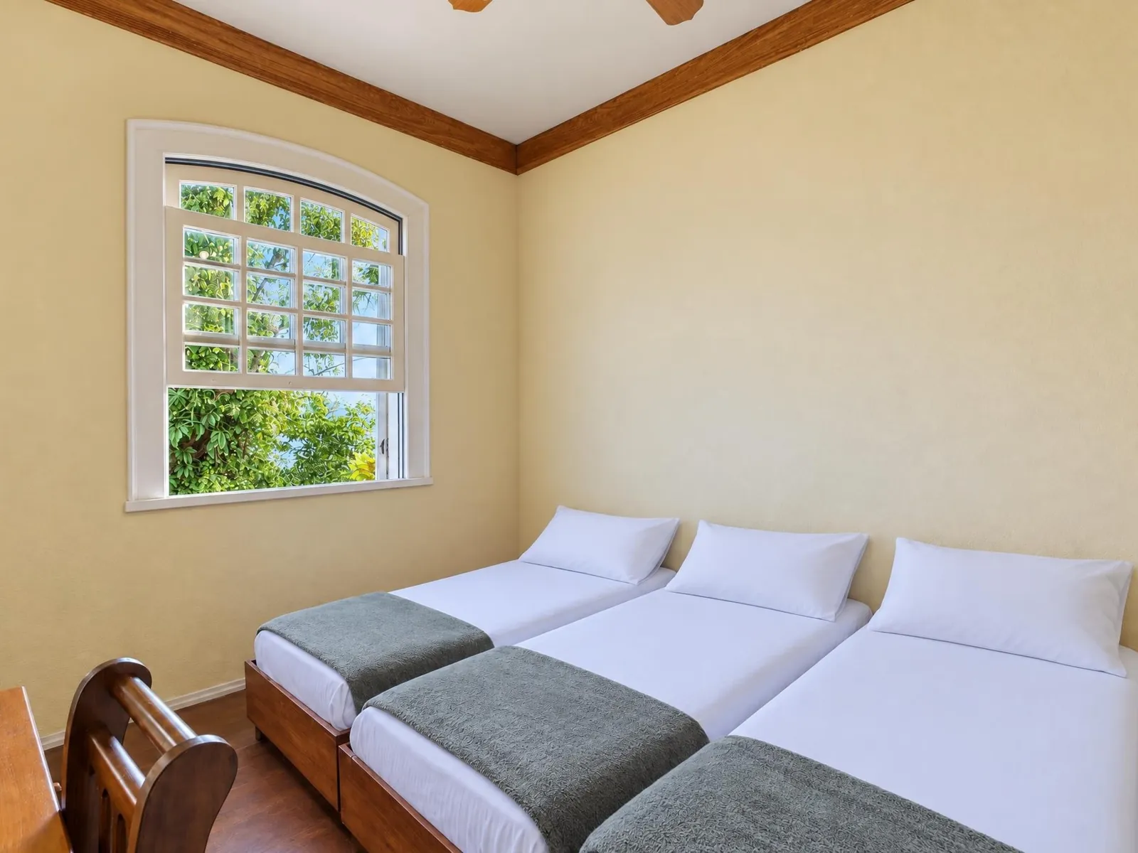 Suíte 6 da Casa Mares, com três camas de solteiro