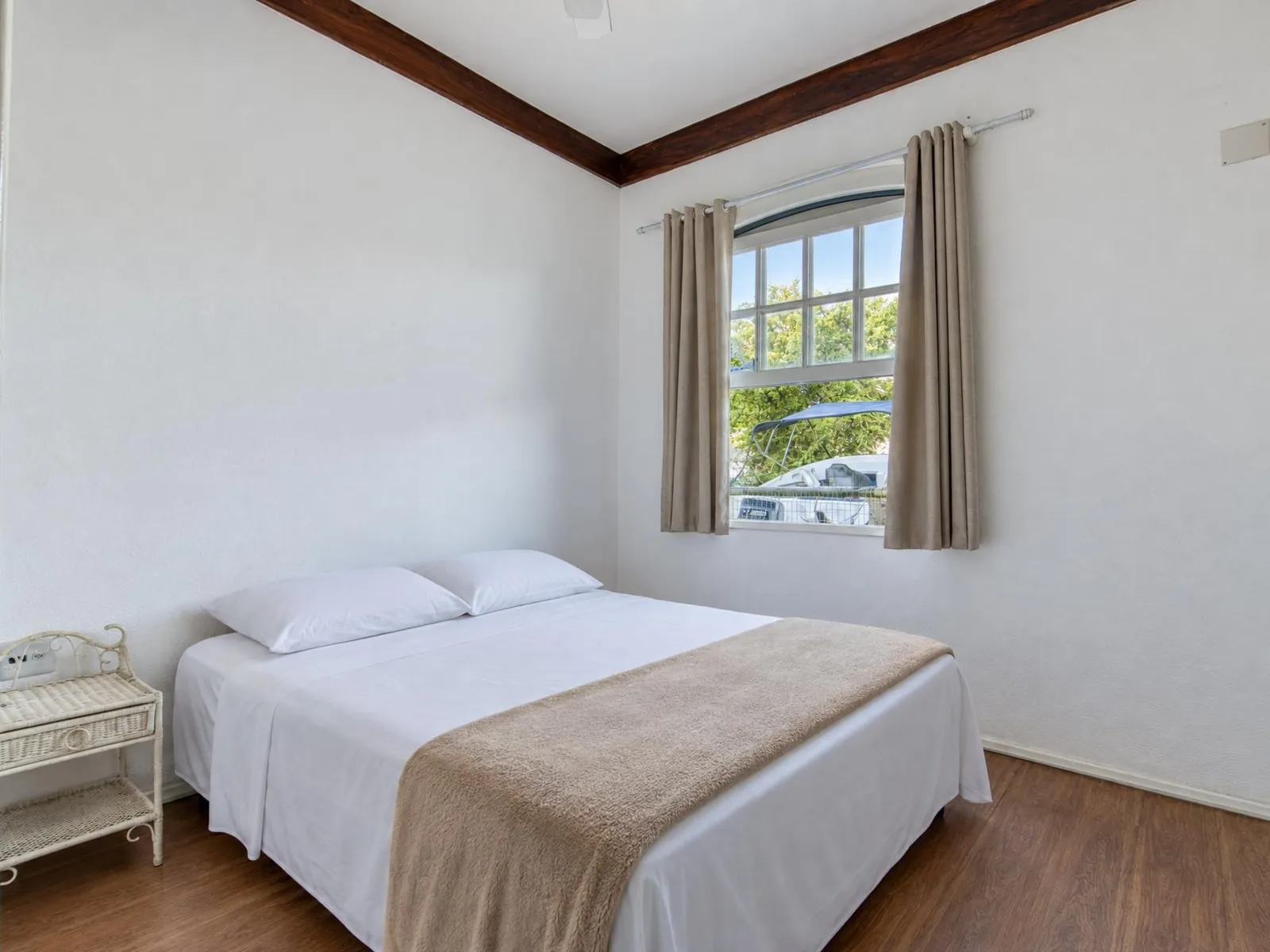 Suíte 4 da Casa Mares, com cama de casal