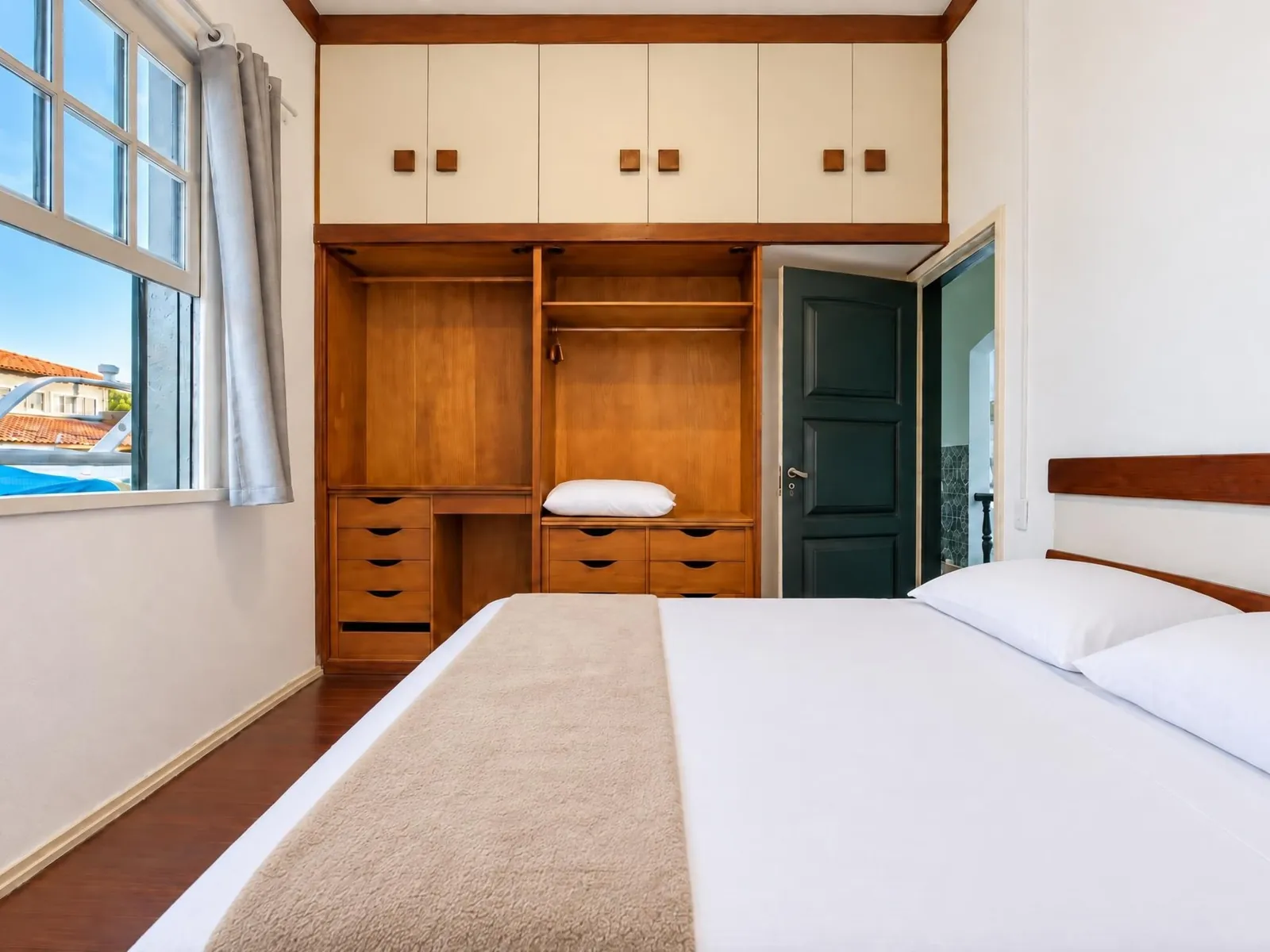 Suíte 3 da Casa Mares, com cama de casal e armários
