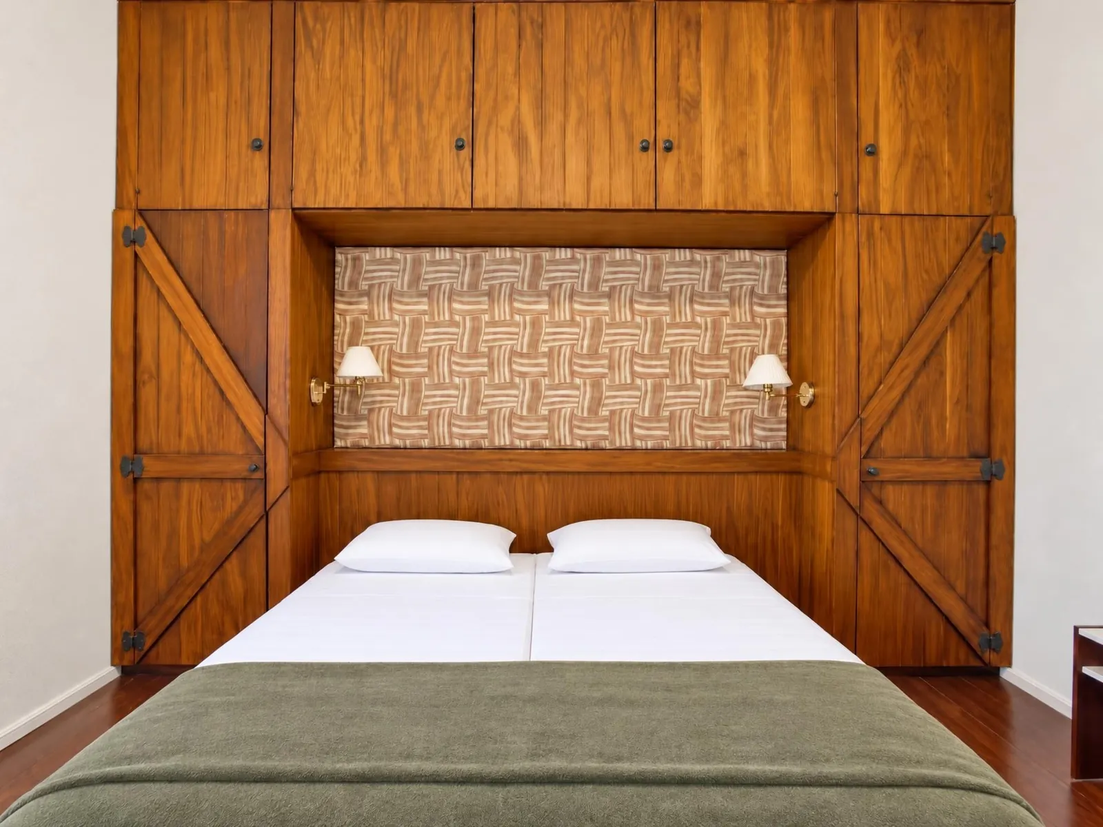 Suíte 5 da Casa Mares com cabeceira de madeira