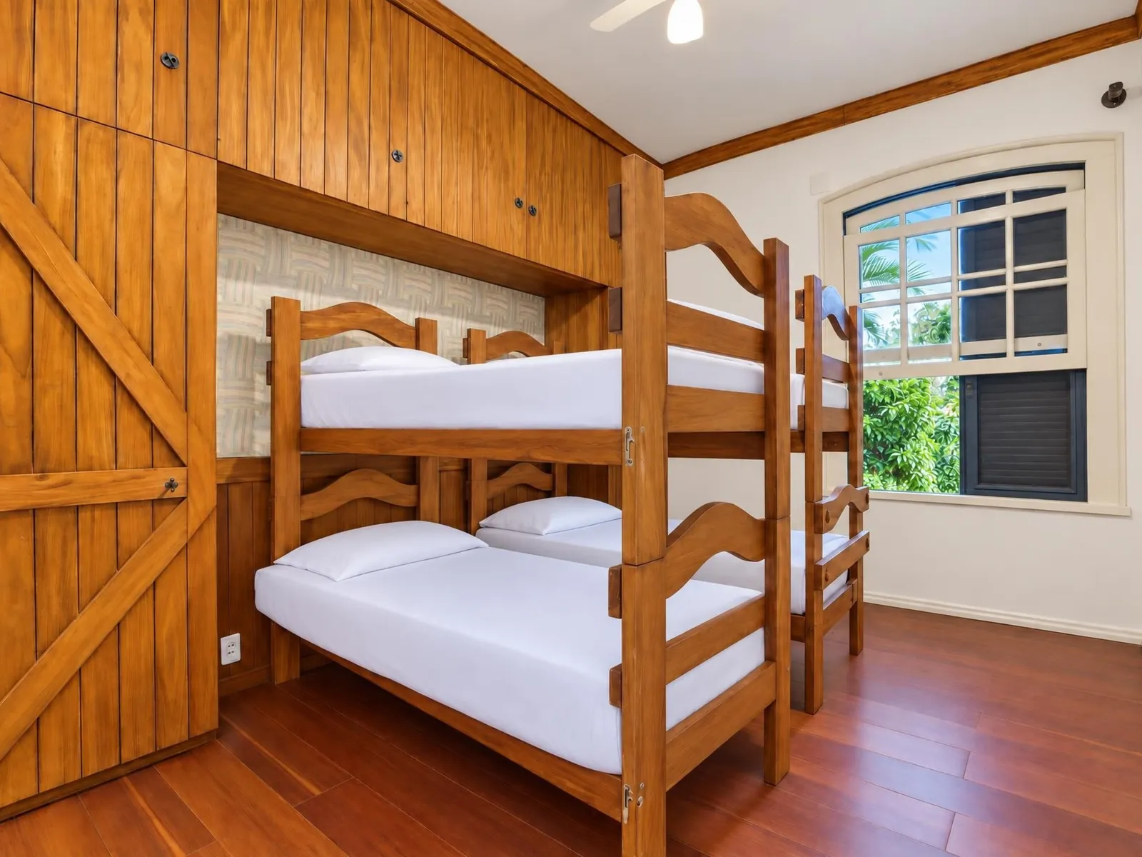 Suíte 2 da Casa Mares, com duas beliches em madeira