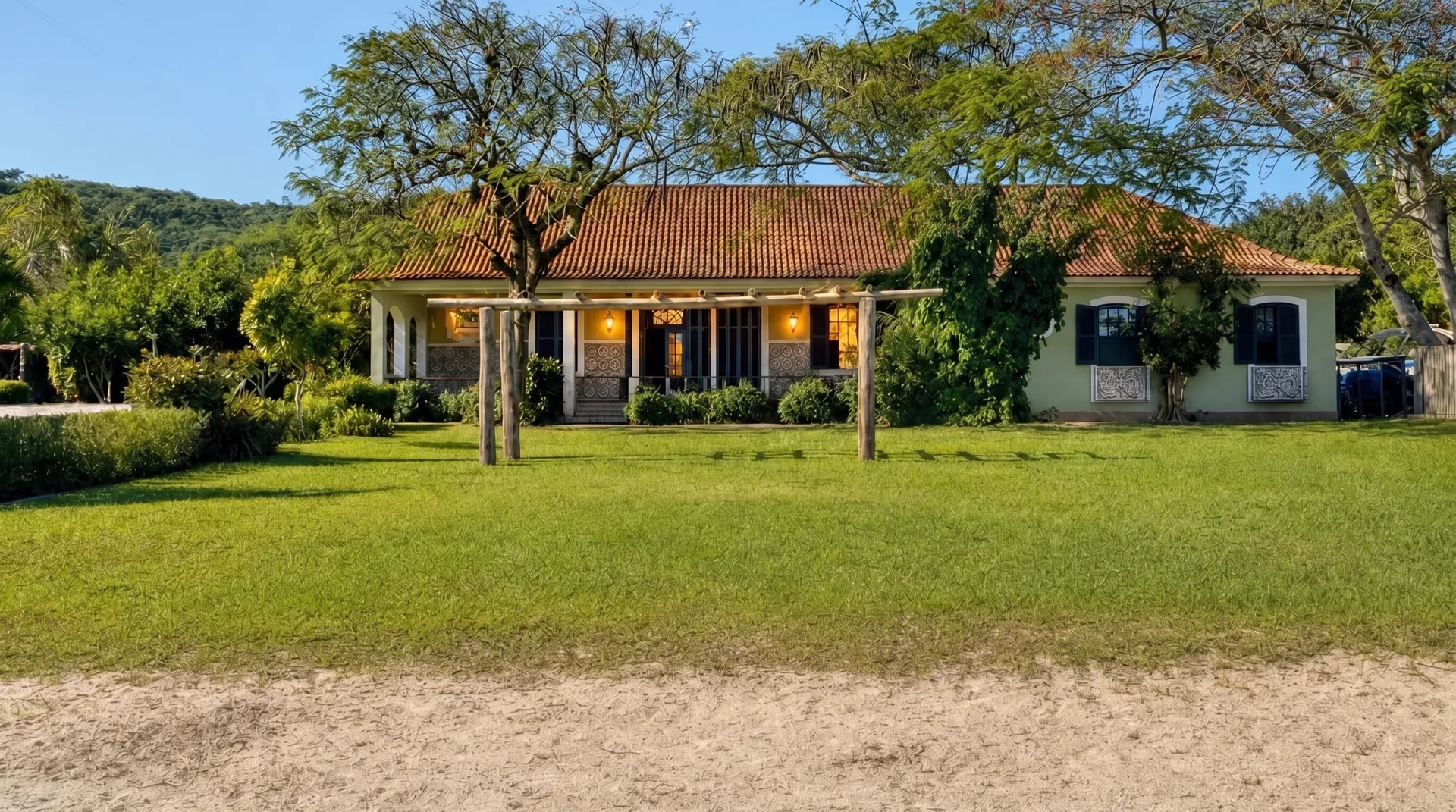 Casa Mares vista da areia, à beira d’água em Cabo Frio